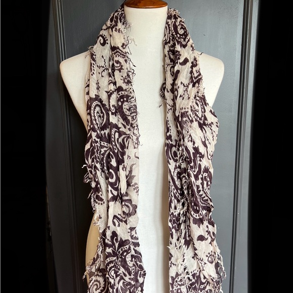 New Auth Chan Luu Paisley Print Cashmere Silk Scarf Color: Eggplant/White - Picture 3 of 4